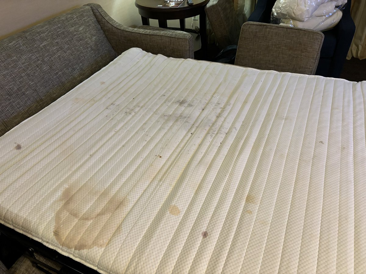 tjacwarren's tweet photo. @HiltonHotels how is this acceptable?! https://t.co/xnNTJhpHxv