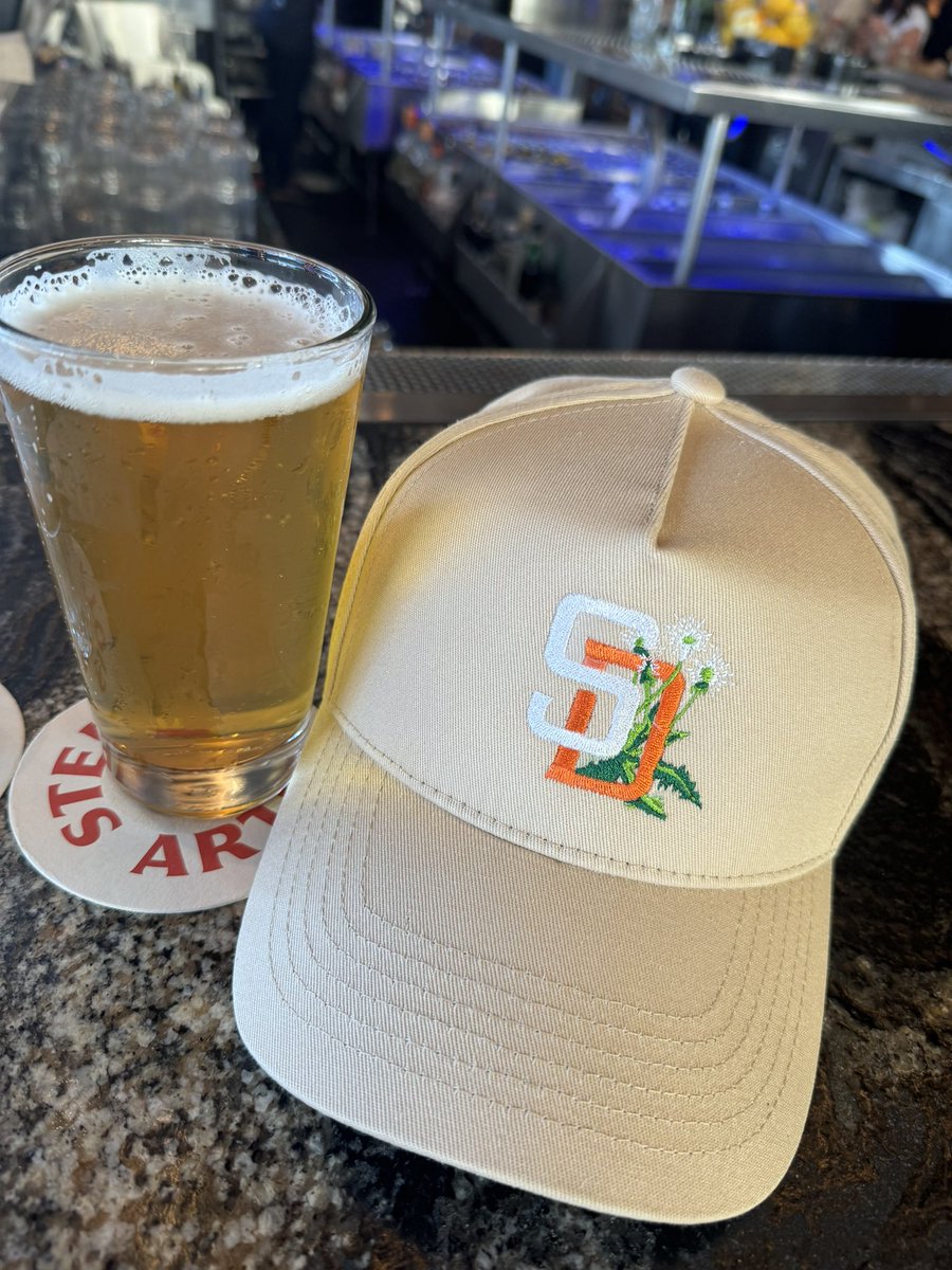 CoachHop's tweet photo. 🍺⚾️ #LFG @Padres #NLDS #Gamefive https://t.co/tejhHhSWp9