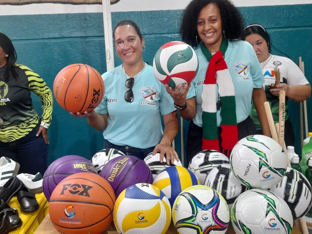 ☑️📝 #ENTÉRATE | Este #10Oct los estudiantes celebraron la rehabilitación de la E. B Naiguatá de la Pquia. Naiguatá, junto a sus docentes, donde además recibieron dotación de uniformes escolares, morrales, útiles, zapatos y balones.

Vía: <a href="/chitomarj/">Dey</a>

<a href="/HectoRodriguez/">Héctor Rodríguez C.</a>
@MPPEDUCACION