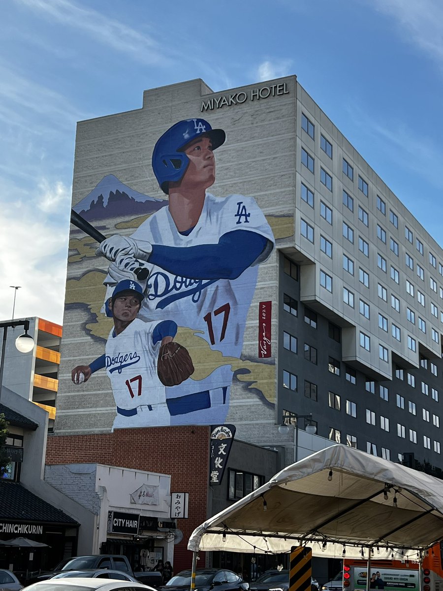 ESQUIREMATT's tweet image. Ready for Game 5 at the @farbartweets They like #ohtani!