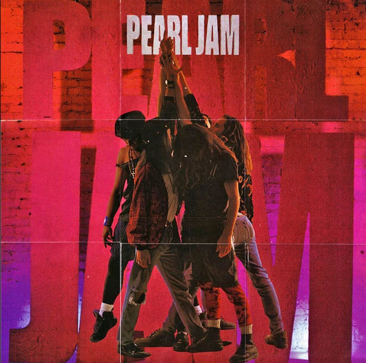 sopitas's tweet photo. 🎸 Algunas obras en la música trascienden generaciones, y ‘Ten’ de Pearl Jam es una de ellas. Este álbum, que cumple 33 años, no solo definió una era, sino que se convirtió en el himno de una juventud que clamaba por justicia en pleno auge del grunge. Te contamos todos los detalles aquí: https://t.co/MmenQs6bwh