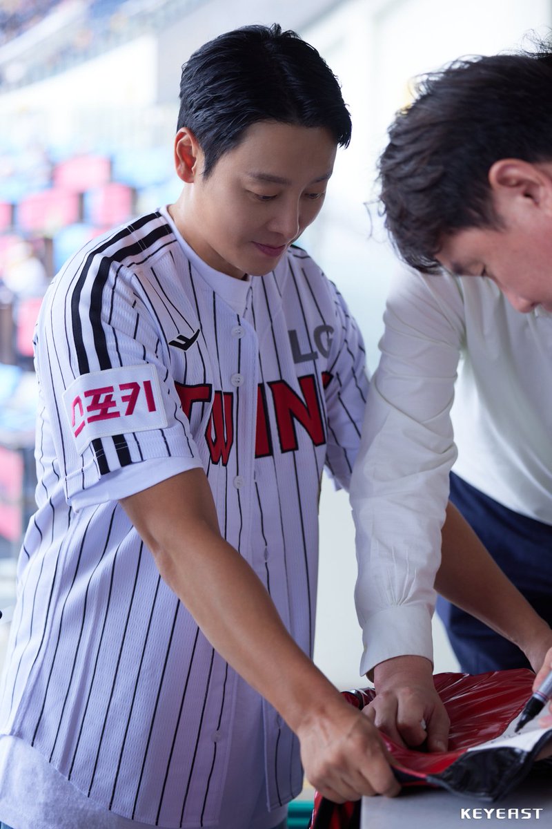 찐팬의 숨길 수 없는 미소