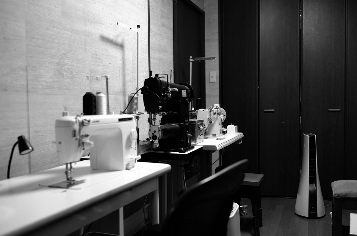 _nal_'s tweet photo. ミシン部屋も良い感じになってきた〜👍
久しぶりに革のバッグ作るモードになってきた〜🧳🎶
#chainstitching
#chainstitchmachine
#chainstitchembroiderymachine
#embroiderymachine
#chainstitch
#chenille
#ハンドルミシン
#チェーンステッチ
#シニール
#サガラ刺繍
#モスステッチ
#刺繍
#革
#Leather