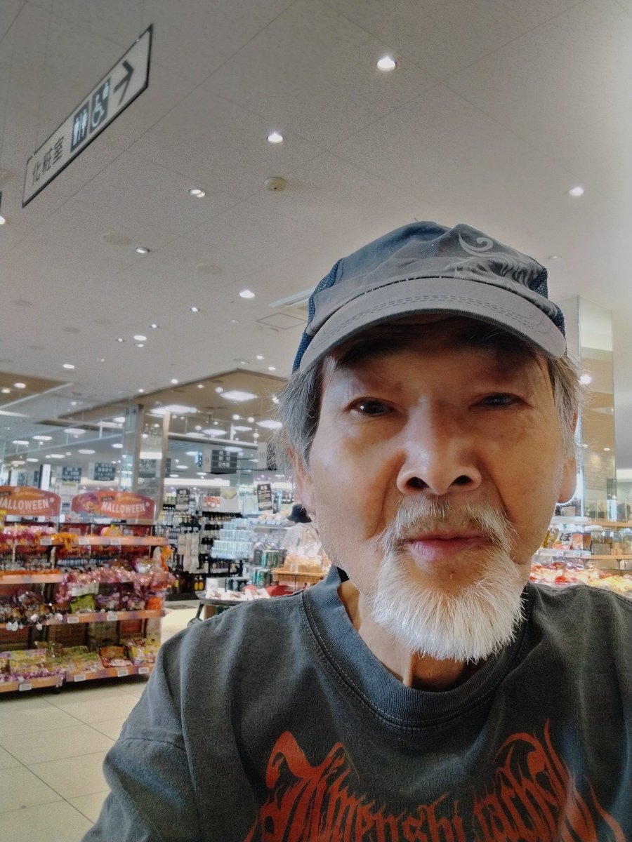 昨日は過ごしやすい天候。今月の居住団地の棟会報の格安コピーをしに、そして買い物と久方ぶりの《LIFE》へ。
コピーしてたら急にエラー発生。店員さんが悪戦苦闘で1時間程原因究明した。
何の事はない!?インク切れだった！
買い物目当ては勿論「アジフライ」中心!!