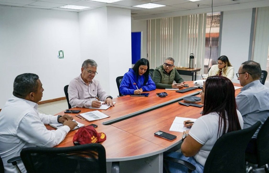 INAPYMI's tweet photo. Entérate 📢 || En cumplimiento de las orientaciones del Ministro Pedro Rafael Tellechea, autoridades del Ministerio de Industrias y Producción Nacional se reunieron con sus homólogos del Ministerio de Vivienda y Hábitat para establecer una mesa técnica.  @MPPIPNVEN https://t.co/3wBtcGvfOt