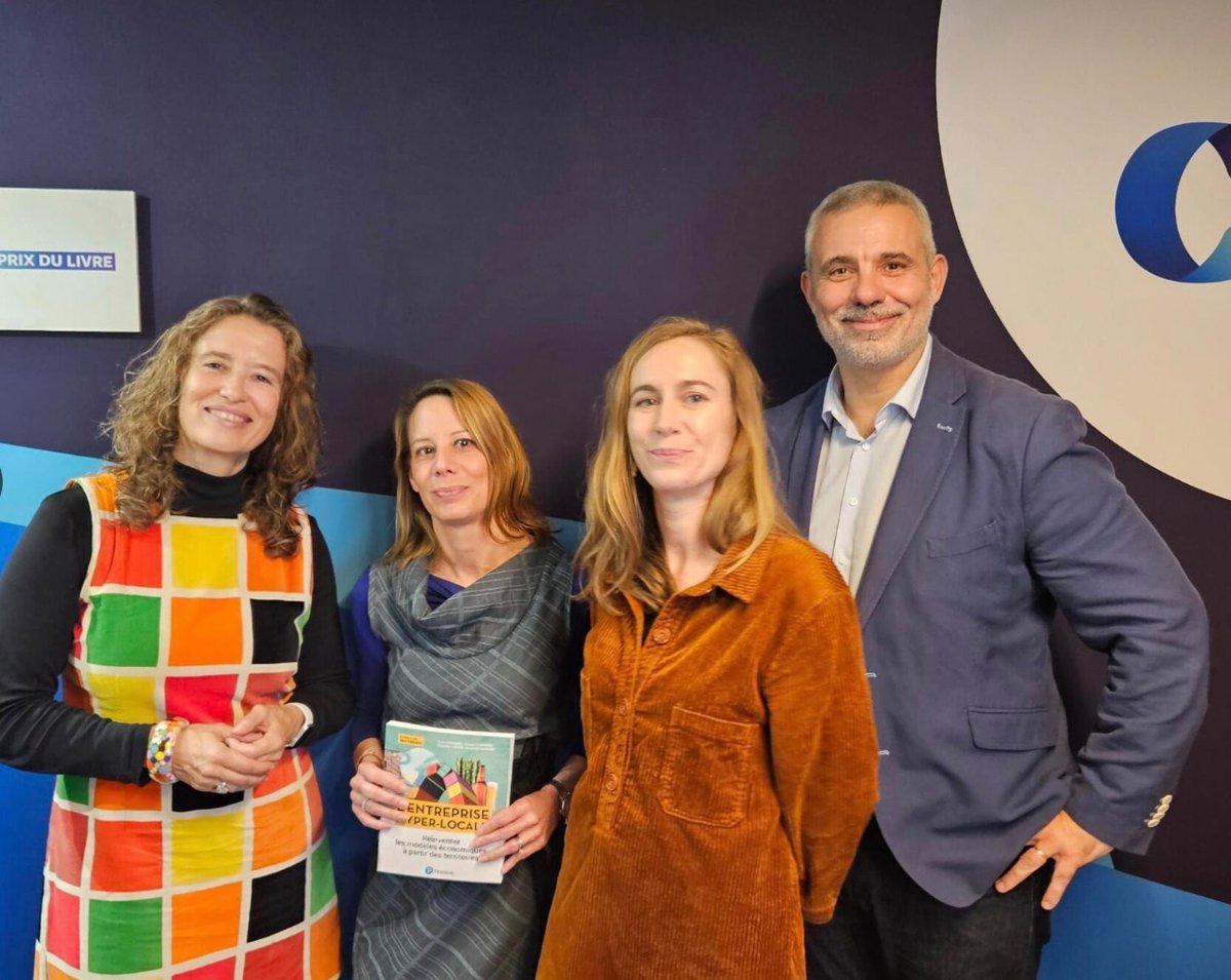 ElisabethLavill's tweet image. 📚 Gros dilemme mercredi entre le Prix #DCF où “L’entreprise hyper-locale” était élu parmi 5 livres remarquables…. Et le lancement de “Les 101 mots de la RSE” à #Produrable avec @FBonnifet  @c3_d  et des pionniers de la #RSE - j’y ai écrit un slam sur l’optimisme d’action 😉