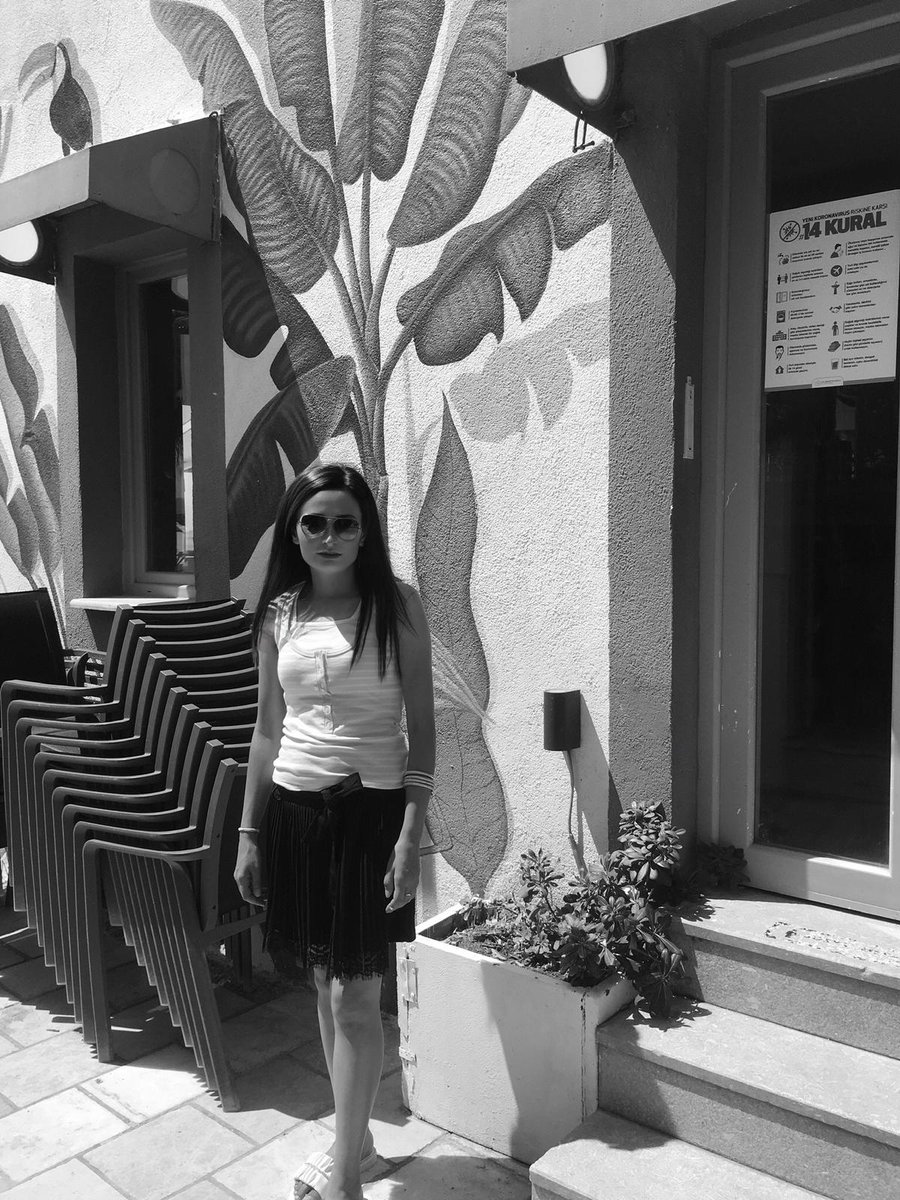 nbsanatart's tweet photo. Bodrum Sahili
Tarih: 22.08.2024
Fotoğraf Albüm Seri: 3
Bak yeşil yeşil..
Bence sevdanın rengi yeşil..
Sevda bir kuş misali..
Bir meleğin kanadında..
Renklerle ve görsellerle sevdanın adıdır..
Sevda..
Bir fotoğrafın, bir resmin, bir sanatın, bir eserin.
#ressamlar #artist https://t.co/KnzctR9P48