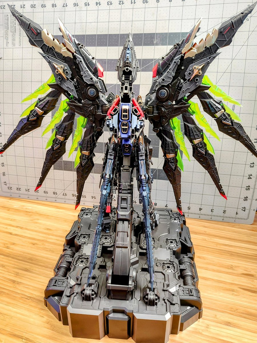 GunplaMark's tweet photo. The hurricane is over but my hurricane build is not. This Sky Defender is a beast!

Really great build experience so far. Now I just have to find the time to complete it. https://t.co/Ze1w1GunjM