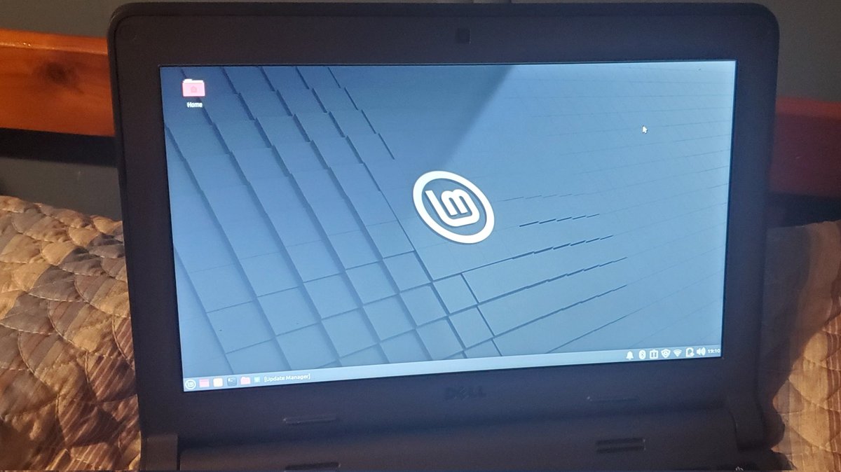 MakerDecisions's tweet image. Ngl gamers, getting Linux on a chromebook isn't that bad!