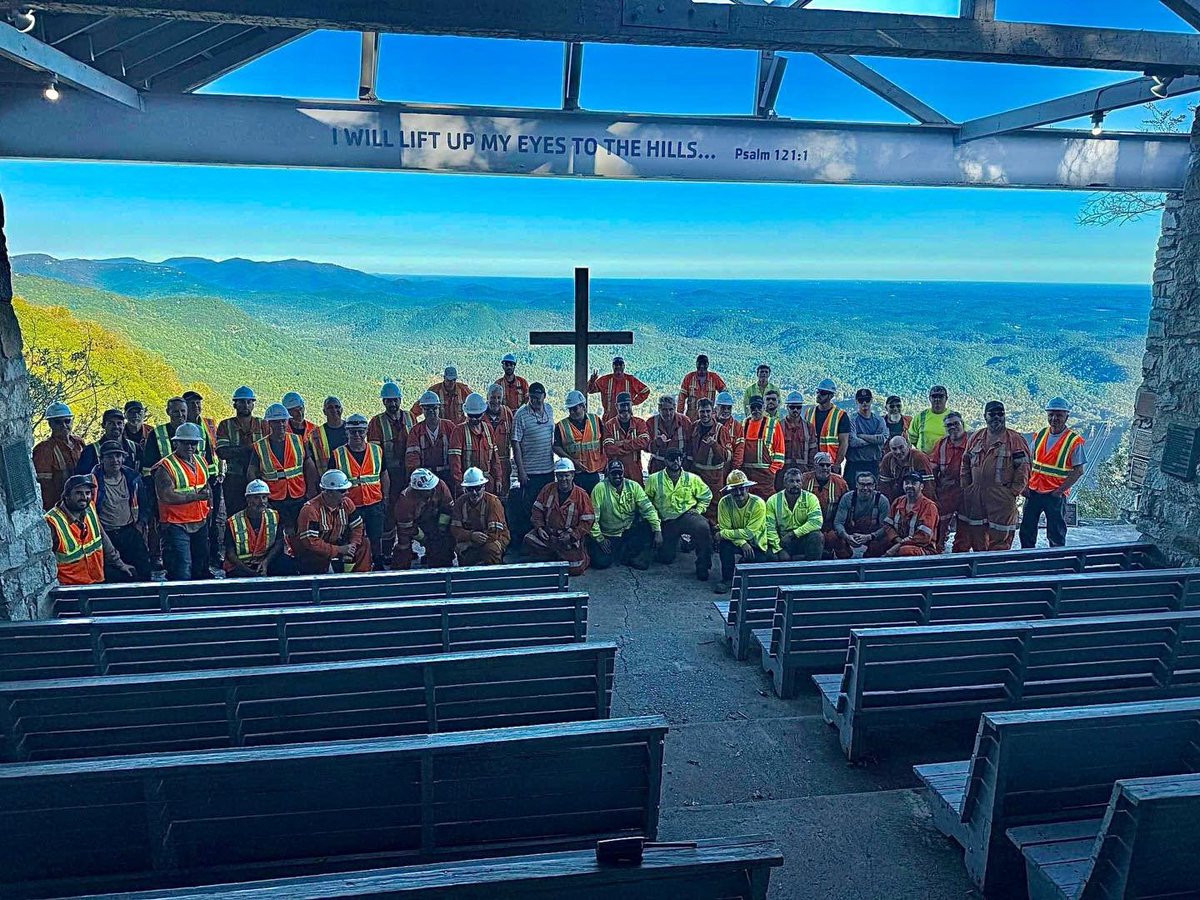 smokiesvol's tweet photo. Linemen who have worked tirelessly to restore power for the past 2 weeks pause for a photo at Pretty Place Chapel ✝️ https://t.co/nGD1kRJZ2K