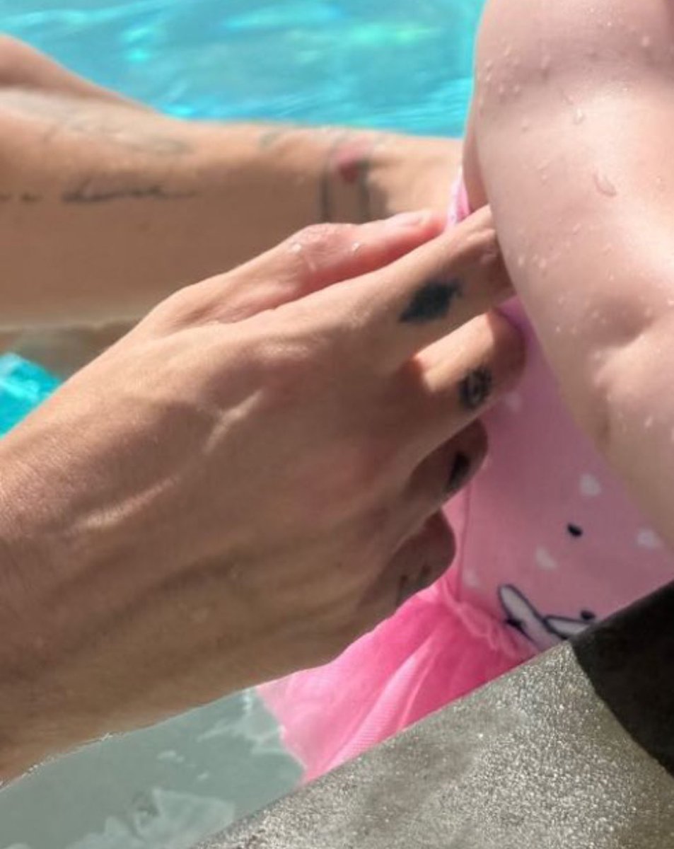 louis hands bot (@lwthandsbot) on Twitter photo 