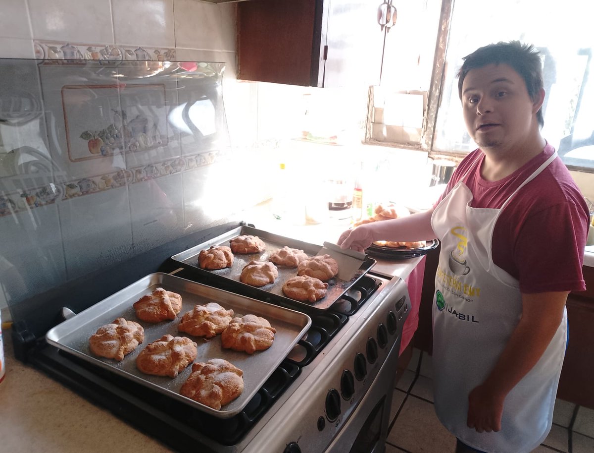 lacasadown's tweet image. Como cada año en el taller de cocina, preparamos el tradicional pan de muerto. Nuestros alumnos, cada vez son más expertos en su elaboración y cada año les queda ¡delicioso!  
#LaCasaDown #LCDG #sindromededown #downsyndrome #trisomia21 #tallercocina #pandemuerto #delicioso