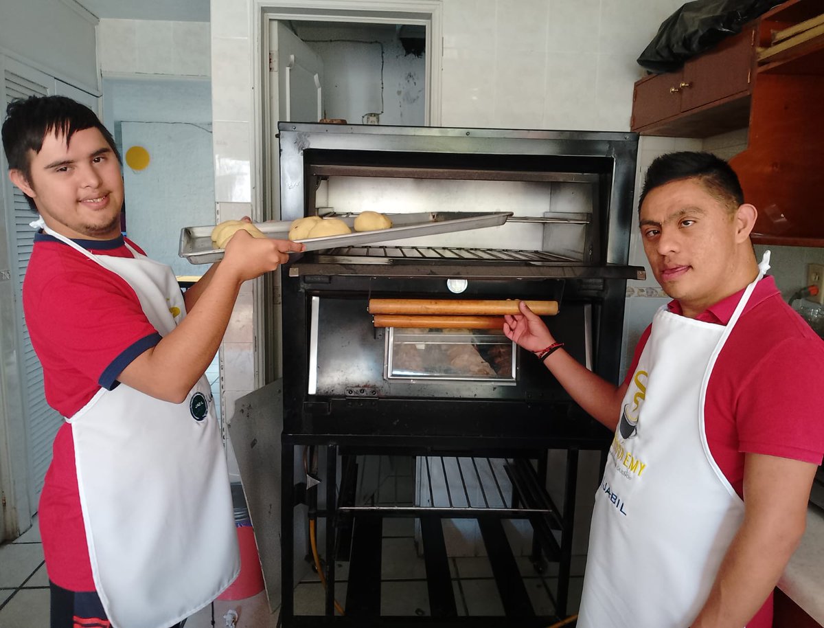 lacasadown's tweet image. Como cada año en el taller de cocina, preparamos el tradicional pan de muerto. Nuestros alumnos, cada vez son más expertos en su elaboración y cada año les queda ¡delicioso!  
#LaCasaDown #LCDG #sindromededown #downsyndrome #trisomia21 #tallercocina #pandemuerto #delicioso