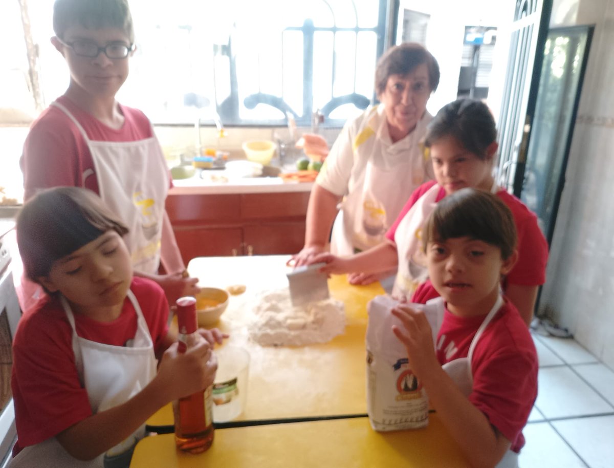 lacasadown's tweet image. Como cada año en el taller de cocina, preparamos el tradicional pan de muerto. Nuestros alumnos, cada vez son más expertos en su elaboración y cada año les queda ¡delicioso!  
#LaCasaDown #LCDG #sindromededown #downsyndrome #trisomia21 #tallercocina #pandemuerto #delicioso