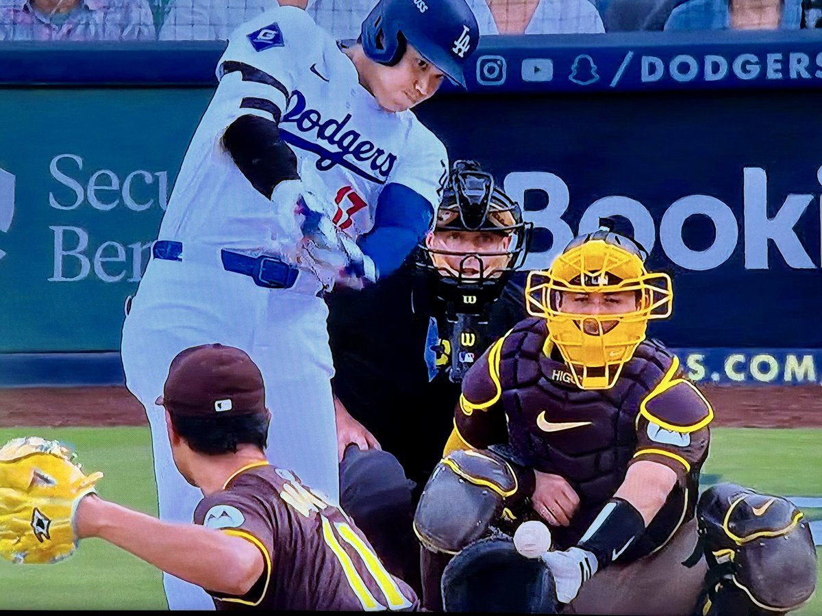 I wonder if the umpire feels out of place being the only non-Japanese guy in the frame.  #NLDS #ohtani #darvish #higashioka