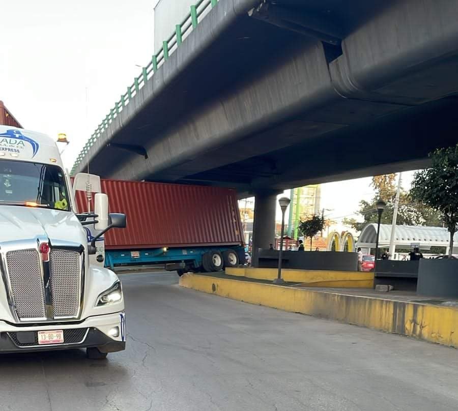 Via_LopezP's tweet photo. ⚠️⚠️⚠️ PRECAUCIÓN ⚠️⚠️⚠️
Trailer atorado en el puente de la salida de villa de las flores dirección Ecatepec
#ViaLopezPortillo https://t.co/WzZdy4ql2R