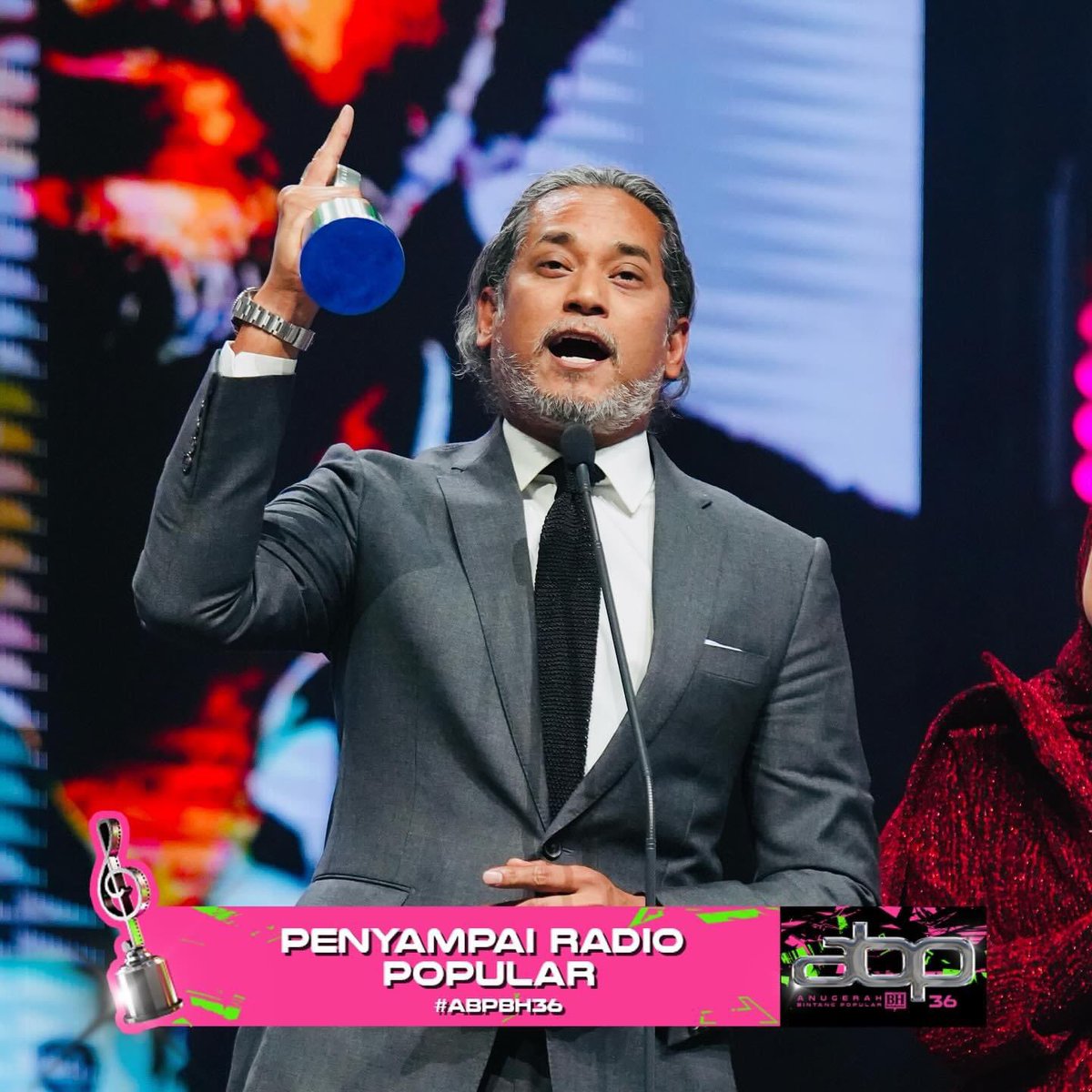KJ PENYAMPAI RADIO POPULAR

Bekas Menteri Kesihatan, Khairy Jamaluddin dinobatkan sebagai Penyampai Radio Popular pada Anugerah Bintang Popular Berita Harian (ABPBH) Ke-36.

Tahniah KJ!! 🥳🥳 Rezeki tak salah alamat. Menjadi sejarah ni ahli politik menang ABPH.😁