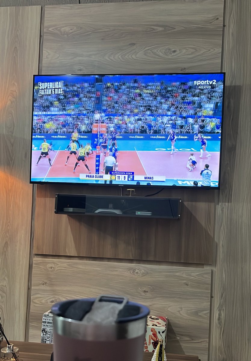 BrunaAssinck's tweet photo. Jogão desses é de torcer para as duas equipes! #VoleiNoSportv https://t.co/JiHRVqC5cc