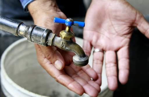 LaSuperEs's tweet photo. Malestar en #Loja por falta de agua. 
Tras el daño en el sistema de agua #Carigán, específicamente en #Masaca, varios barrios de la ciudad están sin agua. Moradores del barrio #DaniélÁlvarez, hace un llamado al @MunicipioDeLoja dar solución a éste problema https://t.co/2fyyG55Uiz