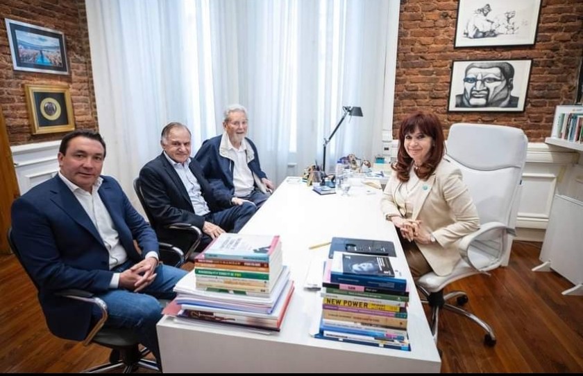 tavo_brana's tweet photo. #EsConTodos #CristinaKirchner #JulioPereyraConduccion #AndresWatsonIntendente https://t.co/nwzbdKOjpN