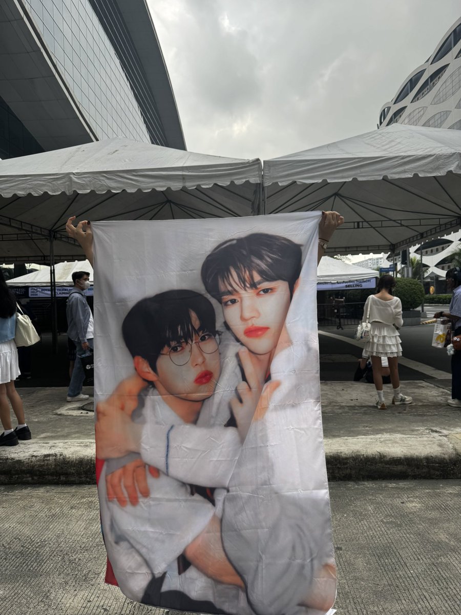 hendnuna's tweet photo. Haobinsts if you find me come say hi to get a lollipop🤭💕💕 #ZB1inManila #FORZEROSE https://t.co/lgSkYsIsal