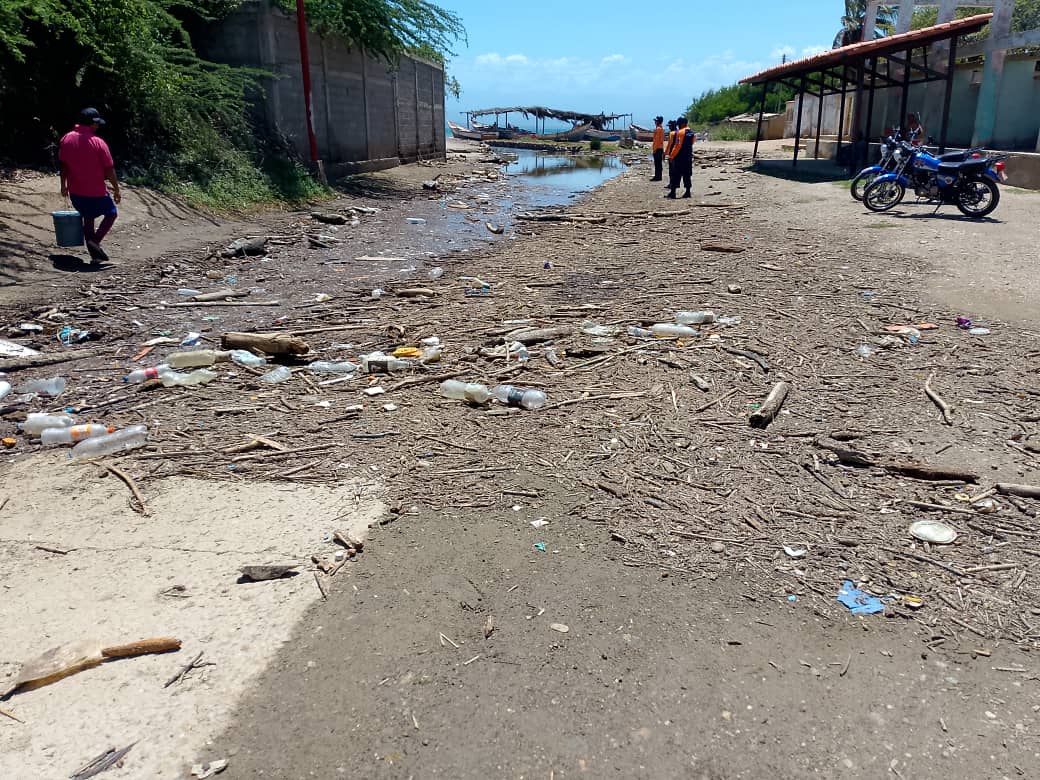 Funcionarios(as) del Sistema Nacional de Gestión de Riesgo en el edo. Sucre específicamente en la parroquia Manicuare, realizaron la inspección de riesgo por los efectos de los fuertes oleajes, donde se observó que no hay reporte de afectación de viviendas y embarcaciones