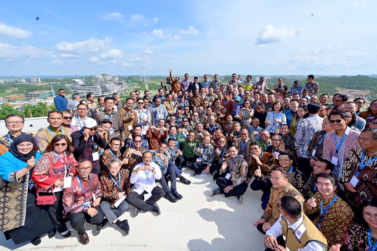 Tidak semua kebijakan yang saya ambil mendapat dukungan penuh dari publik. Contohnya, saat pemerintah memutuskan mengalihkan subsidi BBM untuk membangun infrastruktur. Namun hasilnya jelas, kita berhasil menurunkan biaya logistik, mengurangi jumlah desa tertinggal, dan