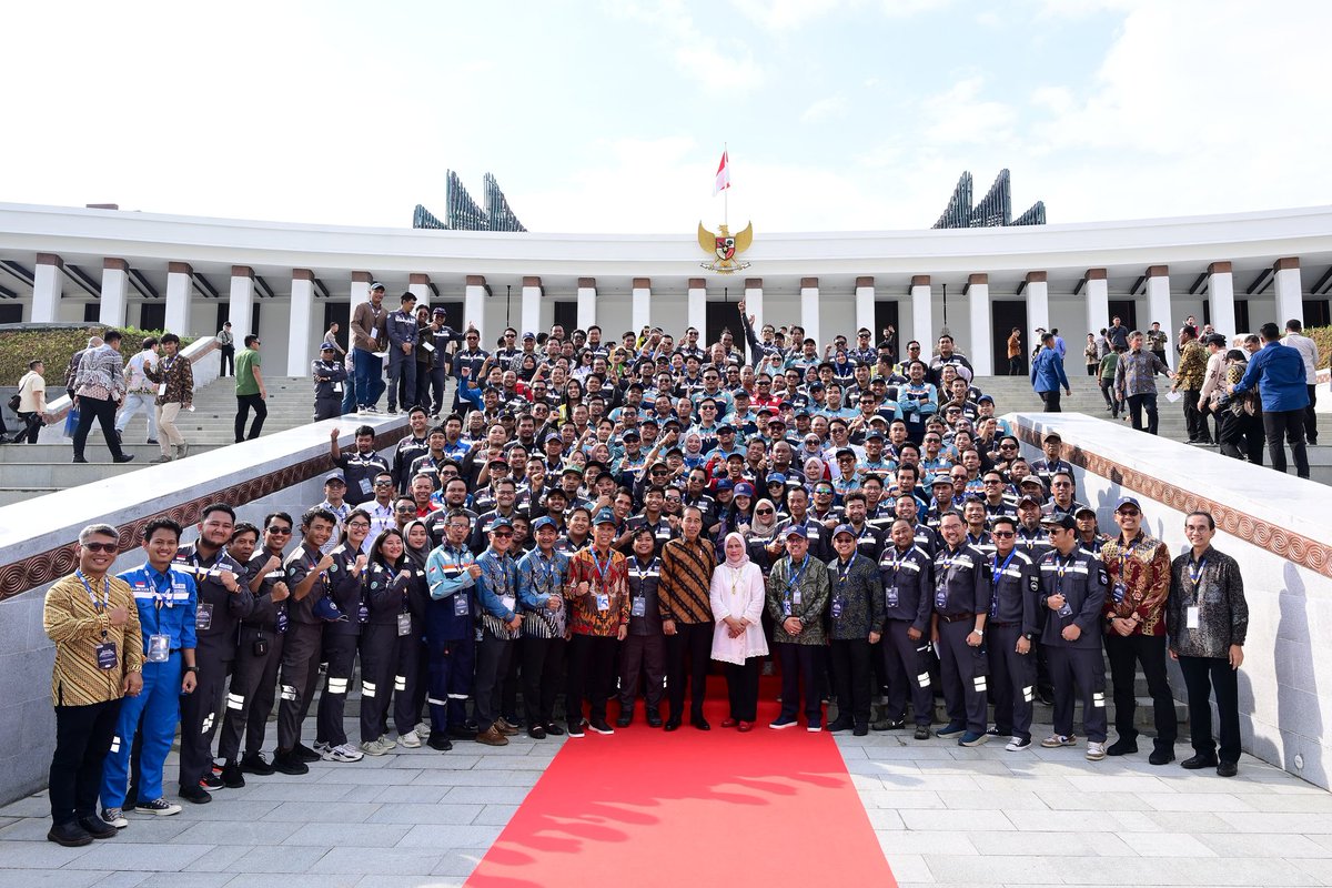 Hari ini saya meresmikan Istana Negara di IKN. Bangunan ini memiliki kualitas tinggi dan dirancang untuk mendukung pelaksanaan tugas-tugas pemerintahan di IKN secara optimal.

Selanjutnya Istana Garuda yang sudah dalam tahap penyelesaian akan diresmikan oleh Presiden Prabowo
