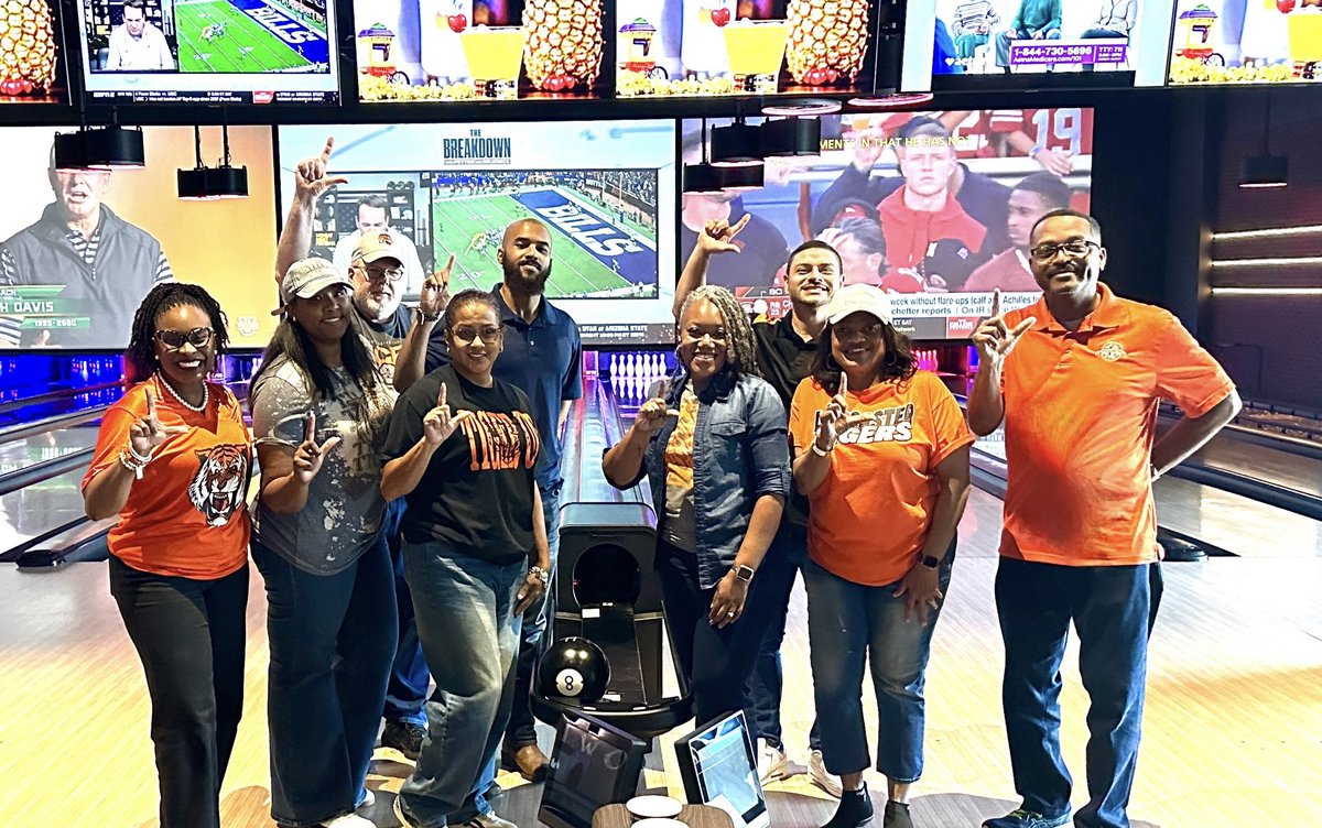LISD_Careers's tweet image. Striking up team spirit! 🎳 A little friendly competition to wrap up our HR retreat! #TeamBuilding #BowlingFun #DreamBelieveRoar @LancasterISD