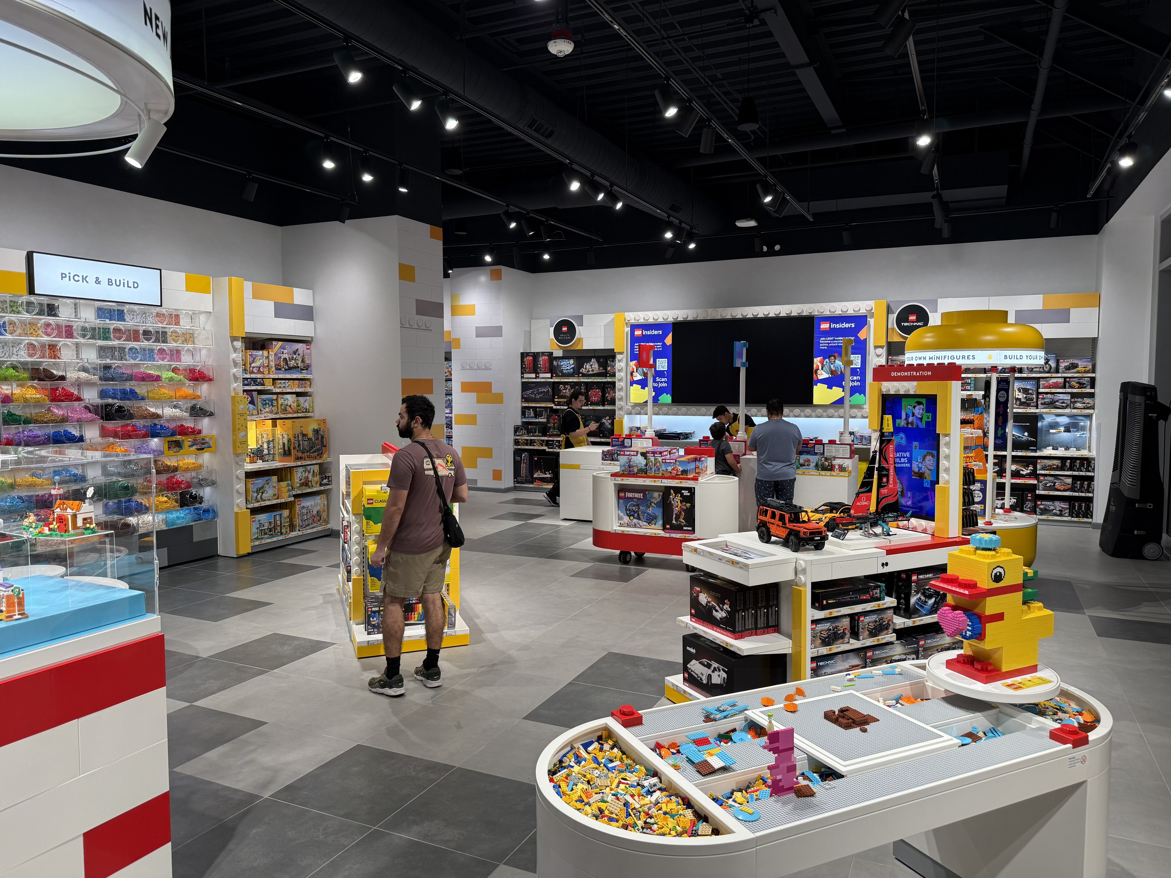 Joel Franco on X The recently opened LEGO Store was surprisingly bigger than the one inside Aventura Mall https t PTjf9BNxzI X