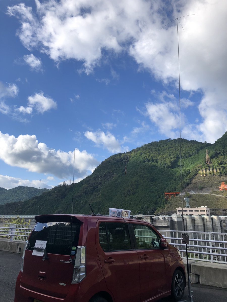 Je8Tru's tweet image. 踏み立てに1.2mのポールを立ててNAR100を取り付けました。
ATUはYAESU FC-40をダイソーの収納ケースに入れ、ルーフに置いています。ケース底面に敷いたアルミホイルにて車体アースをとっています。アンテナへの給電線だけ外して車内に出し入れするだけで設営・撤収ができ簡単です。
#NAR100 #NATEC