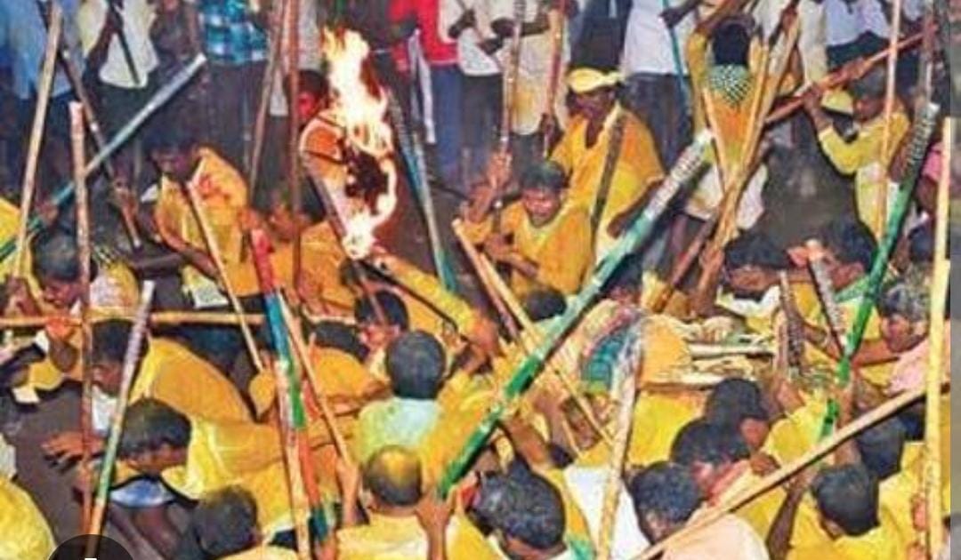 ABPDesam's tweet photo. నేడు దేవర గట్టు కర్రల సమరం ( బన్నీ ఉచ్చావాలు)
విజయ దశమి రోజున కర్నూలు జిల్లా దేవరగట్టు కర్రల సమరం. 
#kurnool #devaragattubunnyfestival #Dusra #vijayadhasami #TeluguNews #ABPDesam https://t.co/ff0AxSVDbw