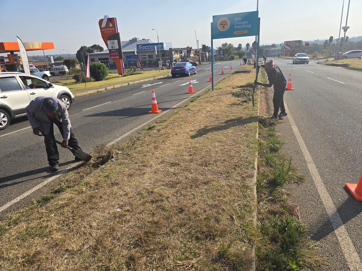 mic02468's tweet image. Communities doing the work that @CityofJoburgZA @MyJRA is supposed to do. Sadly, we are paying for services that's not being rendered. We will continue to look after our neighborhood due to a non functioning municipality.

@ZanderShawe @LeahK28 @Our_DA @RecordNorthside @eNCA