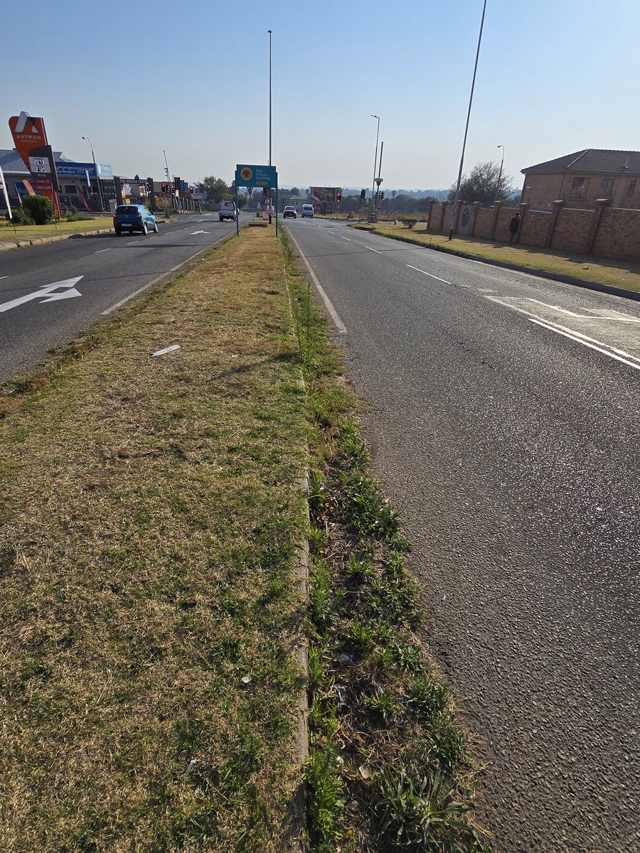 mic02468's tweet image. Communities doing the work that @CityofJoburgZA @MyJRA is supposed to do. Sadly, we are paying for services that's not being rendered. We will continue to look after our neighborhood due to a non functioning municipality.

@ZanderShawe @LeahK28 @Our_DA @RecordNorthside @eNCA