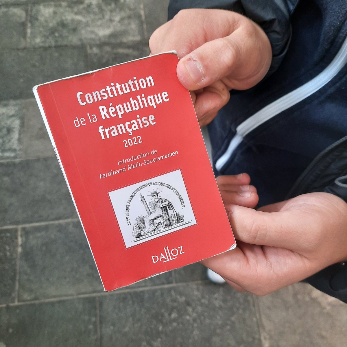 Frédéric Orif (@fredericorif) on Twitter photo Quand un élève de 3e venant d'être élu par ses pairs comme représentant des élèves au conseil d'administration du collège jeudi dernier te montre sa lecture du moment. Bravo à lui pour son engagement depuis son arrivée en 6e ! <a href="/acversailles/">Académie de Versailles</a> Quand un élève de 3e venant d'être élu par ses pairs comme représentant des élèves au conseil d'administration du collège jeudi dernier te montre sa lecture du moment. Bravo à lui pour son engagement depuis son arrivée en 6e ! <a href="/acversailles/">Académie de Versailles</a>