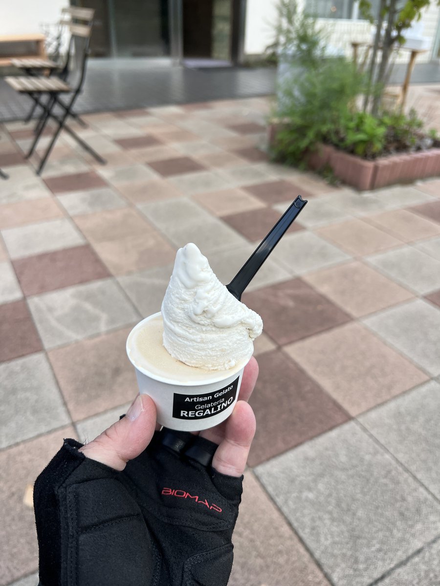 amigo_koganei44's tweet photo. 小山内裏公園から軽く走って本日のおやつ、南大沢3丁目の「Gelateria REGALINO」で店のお姉さんお勧めのかりんとうと和栗をダブルで頂きます(-人-)
お勧めだけあってどちらも良いですが、特に和栗のしっとりしっかりした風味が堪りませんなぁ(´ڡ`)
#ロードバイク
#グルメライド
#Gelateria #REGALINO https://t.co/6U0CzdNev2