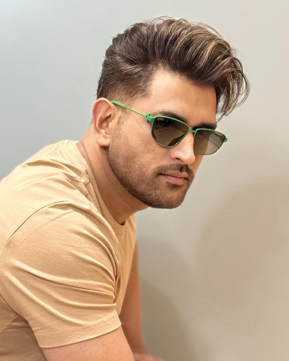 Utkarsh_042's tweet photo. #Thala in new look, totally 🔥🔥
#MSDhoni https://t.co/bnBzSVvjKY