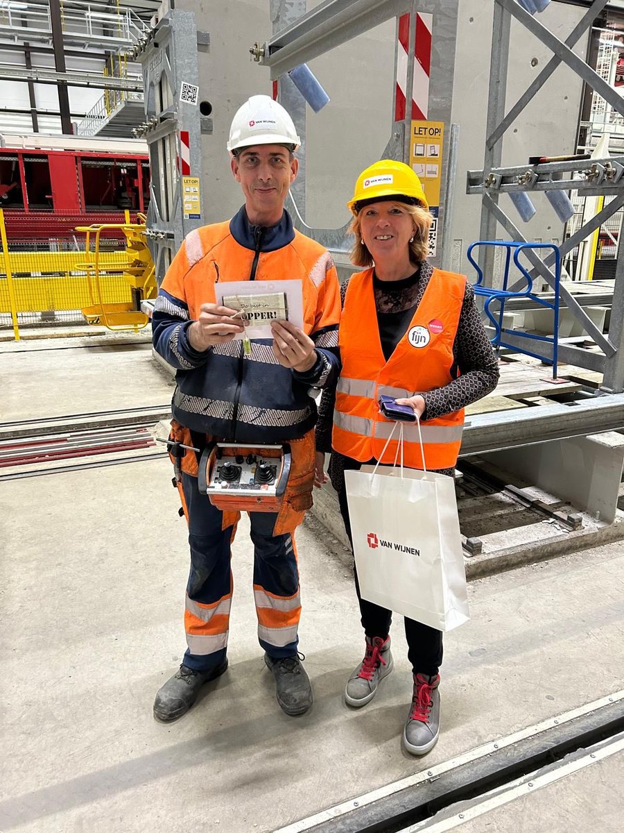 PeterHutten's tweet photo. Leermeesters bij alle bedrijfsonderdelen @VanWijnenGroep in het zonnetje op #dagvandeleermeester. Waardering voor onze vakmensen, die naast hun dagelijks werk ook hun vakkennis en expertise overbrengen op leerlingen, om de nieuwe generatie klaar te stomen voor ‘n mooie toekomst https://t.co/LzhJBQpcf3
