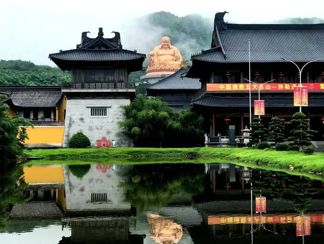 goodm70094's tweet photo. Entering the #XueduTemple in #Fenghua, as if you can hear the echo of history. The legend of Monk #Budai makes this place full of mystery, and the Maitreya culture is even more joyful to the heart,🥰🥰 feeling the profoundness of Buddhist culture.#FenghuaNice https://t.co/Aurq01iuNq