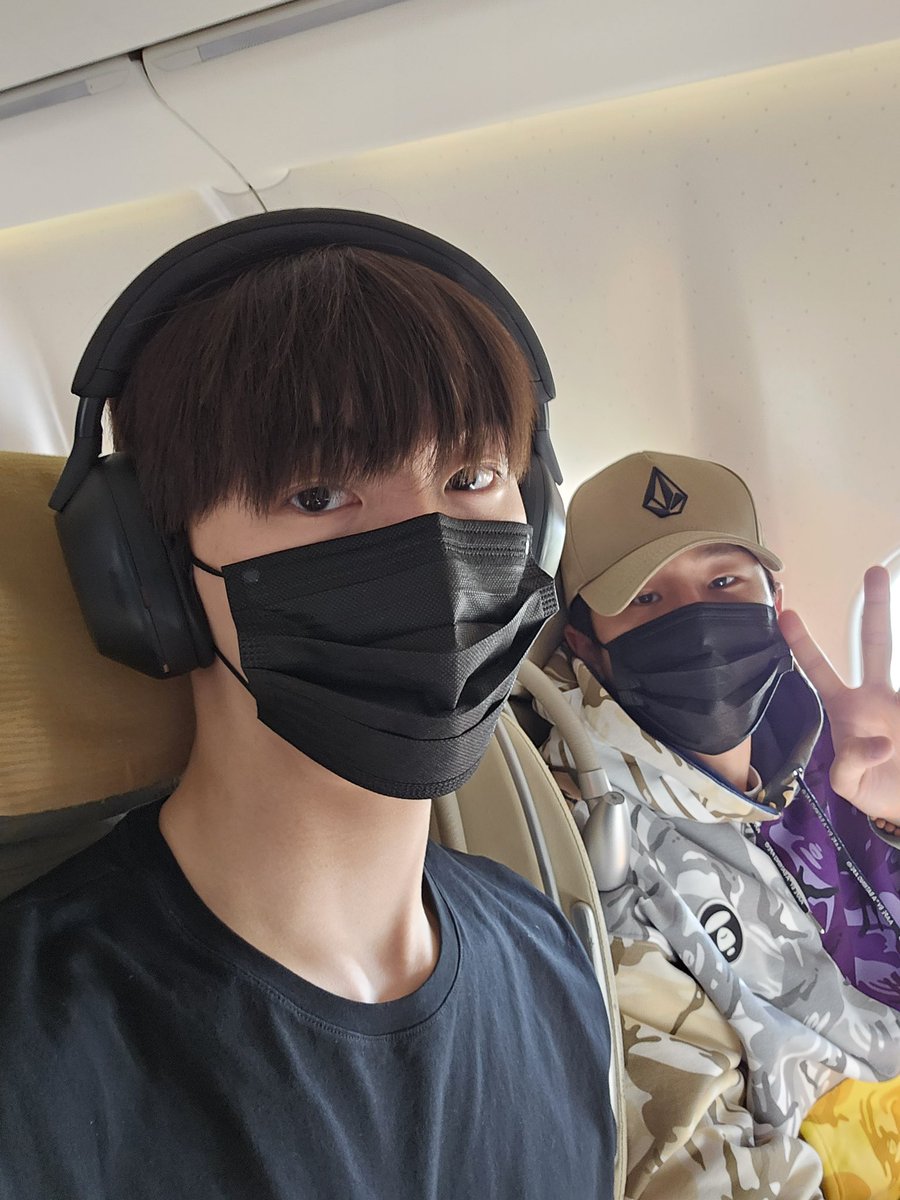offclASTRO's tweet photo. 오랜만에 형들이랑✈️
곧 만나요 로하😊 https://t.co/9CBElzpEAF