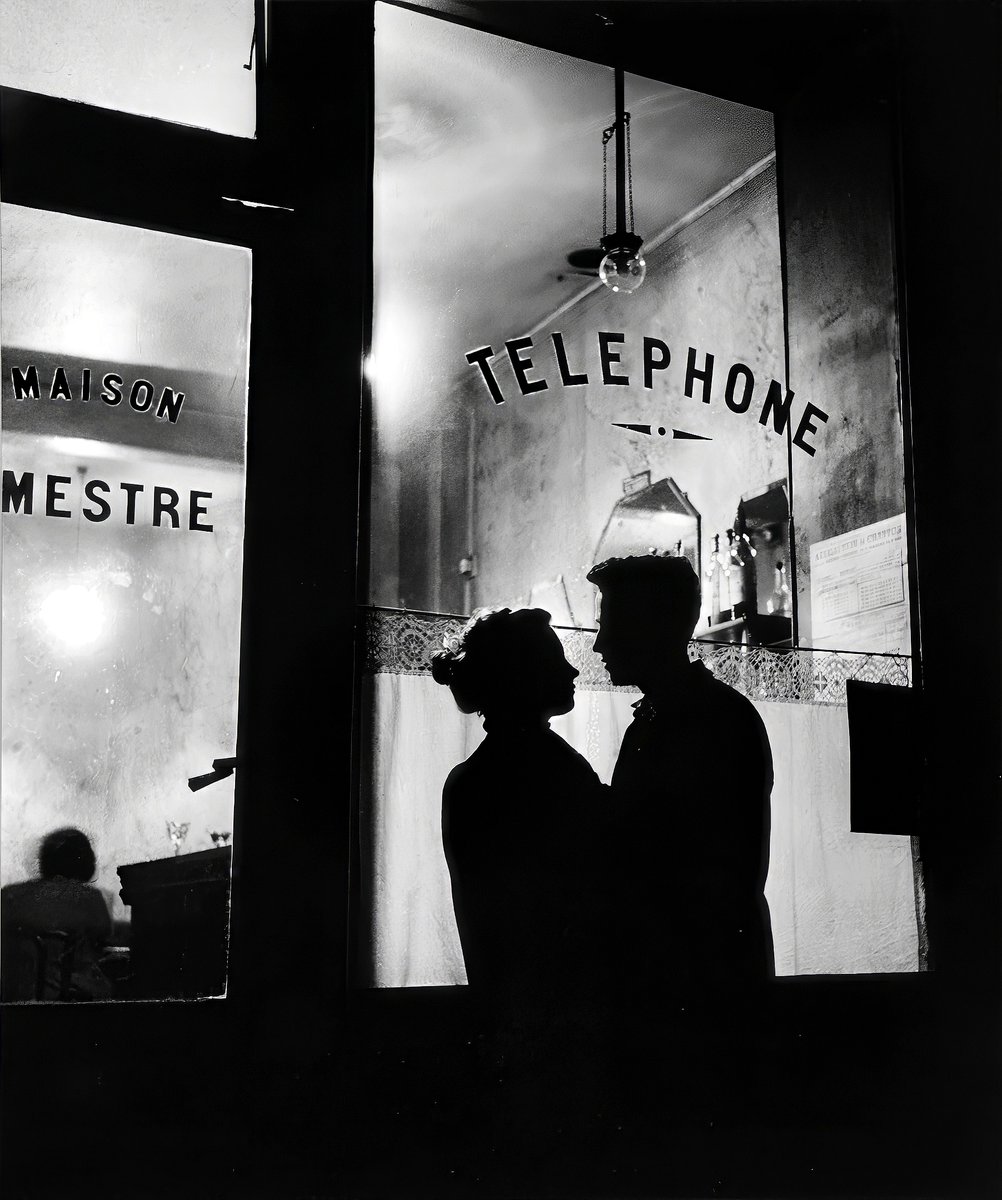 Willy Ronis - Devant Chez Mestre - Ménilmontant, Paris 1957