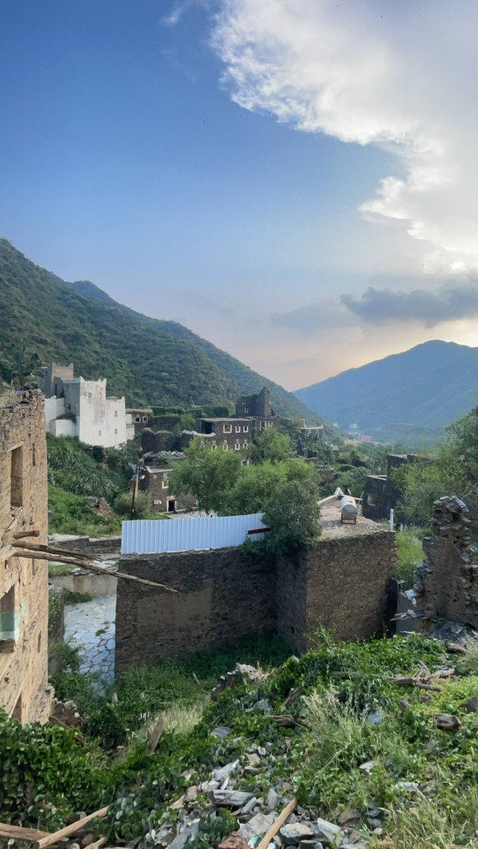 إلى متى أنت في حلّ وترحال ؟!                                             تبغي العلا والمعالي مهرها غالي

يا طالب المجد دون المجد ملحمة                                           في طيّها خطر بالنّفس والمال…