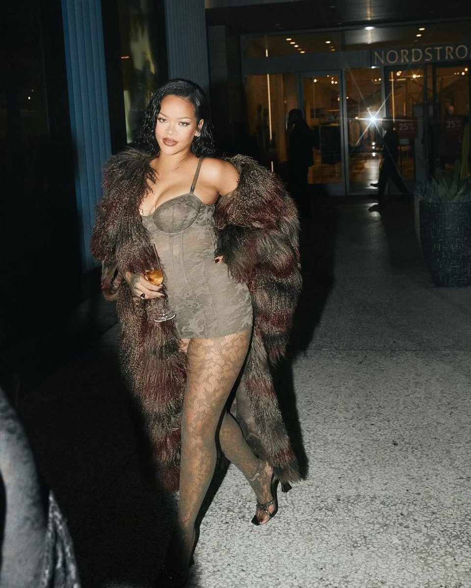 badgalrodo's tweet image. ABSOLUTELY YES RIHANNA 🥵