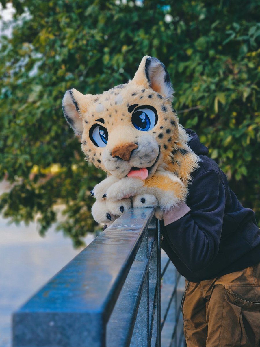 _chiniak_'s tweet photo. Hey cutie! Beautiful day, isn't it?

#furry #furryfandom #fursuit #leopard #photo #potrait https://t.co/9brQ32jvAr