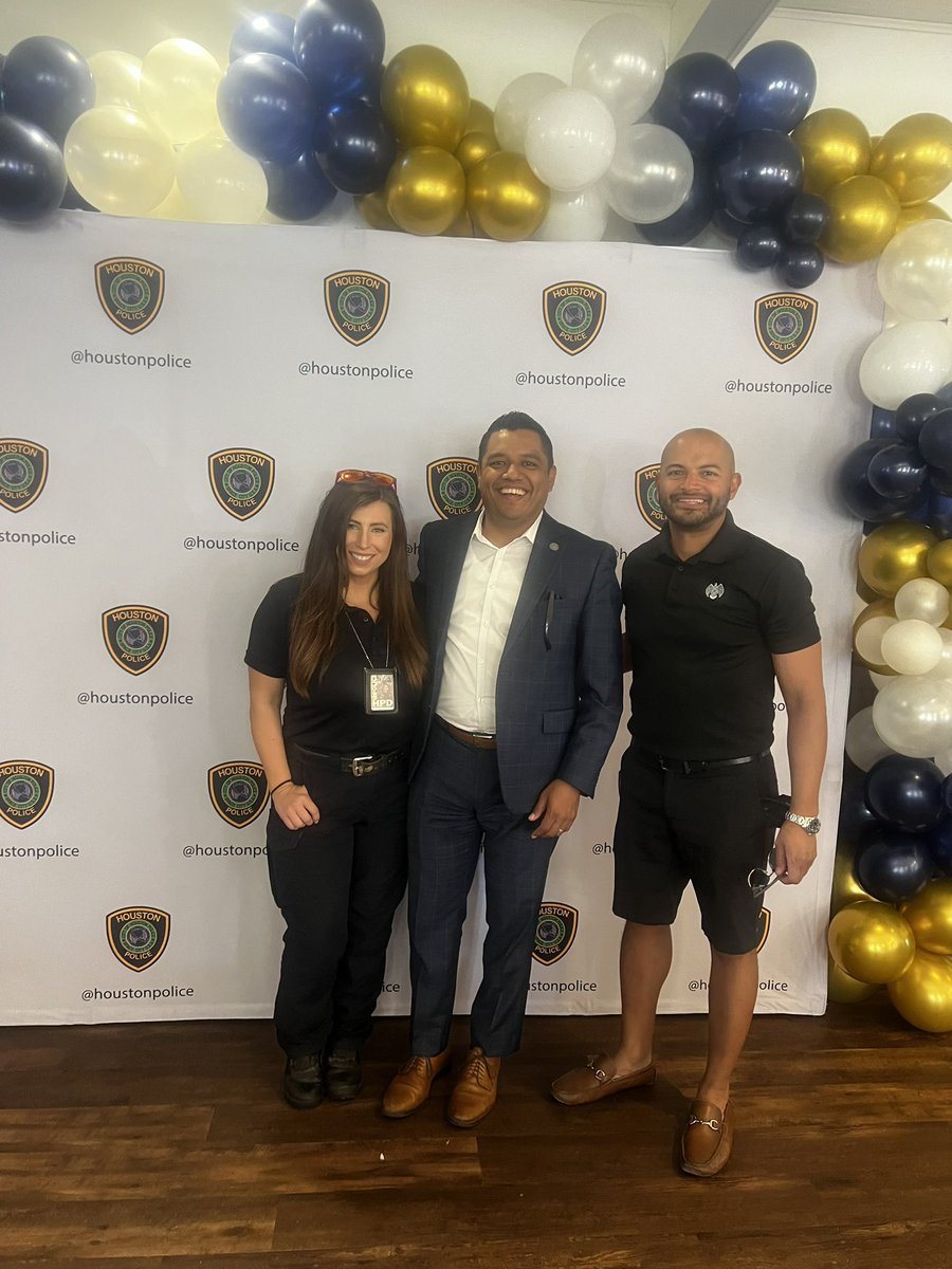 PUBLICAFFAIRCOP's tweet photo. All about our youth 💙💙💙Together we are making a difference !! @jmartinez4hou for your words and everyone involved in this beautiful project🚔🚔👮👮 https://t.co/gR6jU5Qf6G
