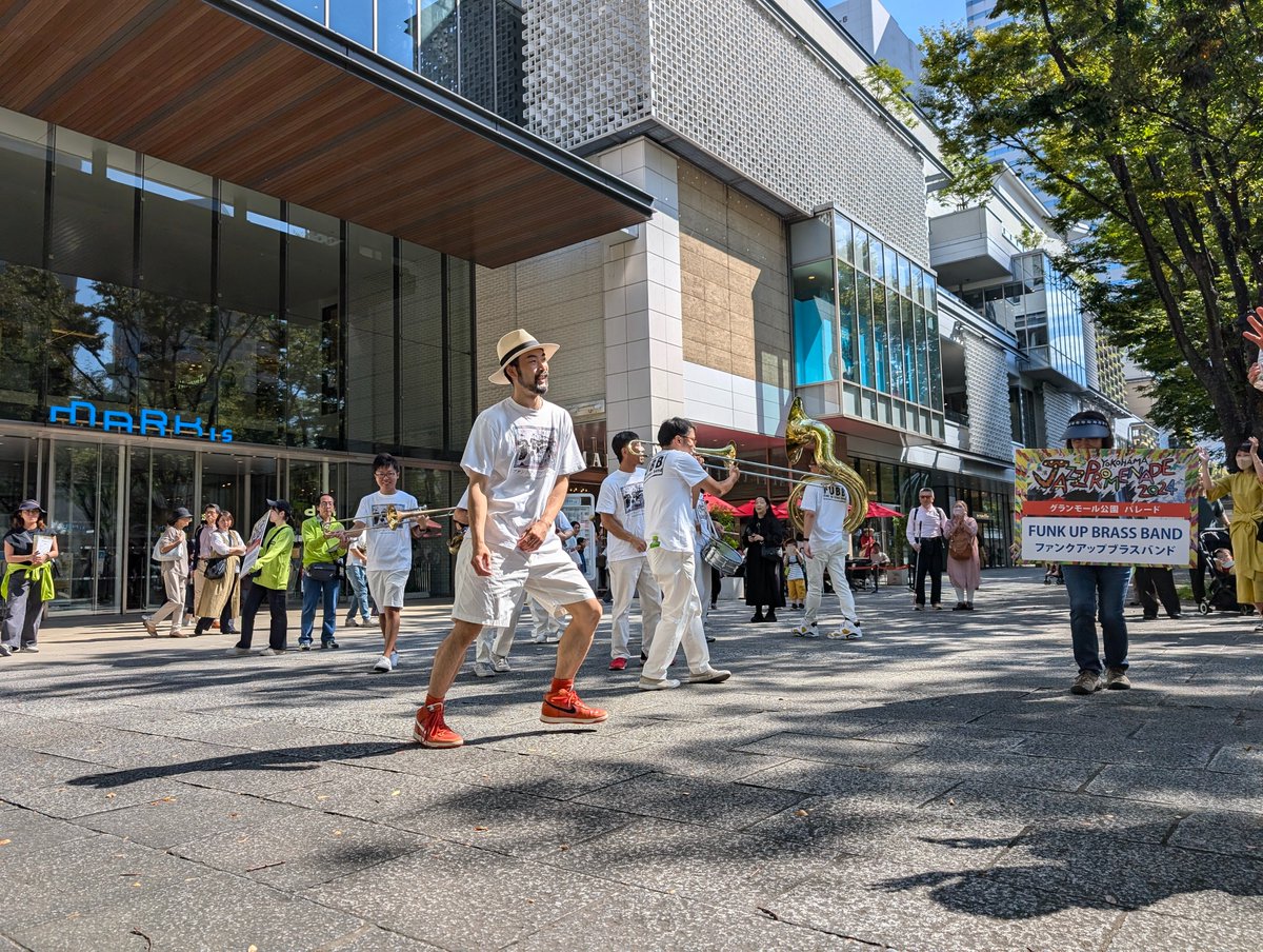jazzpromenade's tweet photo. 横濱ジャズプロムナード2024
グランモール公園 美術の広場でのパレードで、スタートしました!
バンドは、FUNK UP BRASS BAND
快晴の横浜、ジャズとともにお楽しみください!
#jazzpro https://t.co/rnbyi1oFb9