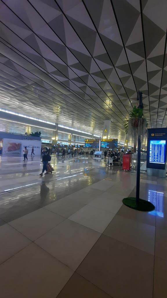 IndriWDYT_'s tweet photo. Dompet telah kami titipkan di Security pintu 1, bisa langsung ambil disana. Semoga bapak/keluarga/kerabat baca pesan ini 🙏 https://t.co/m3qT5zRzxH