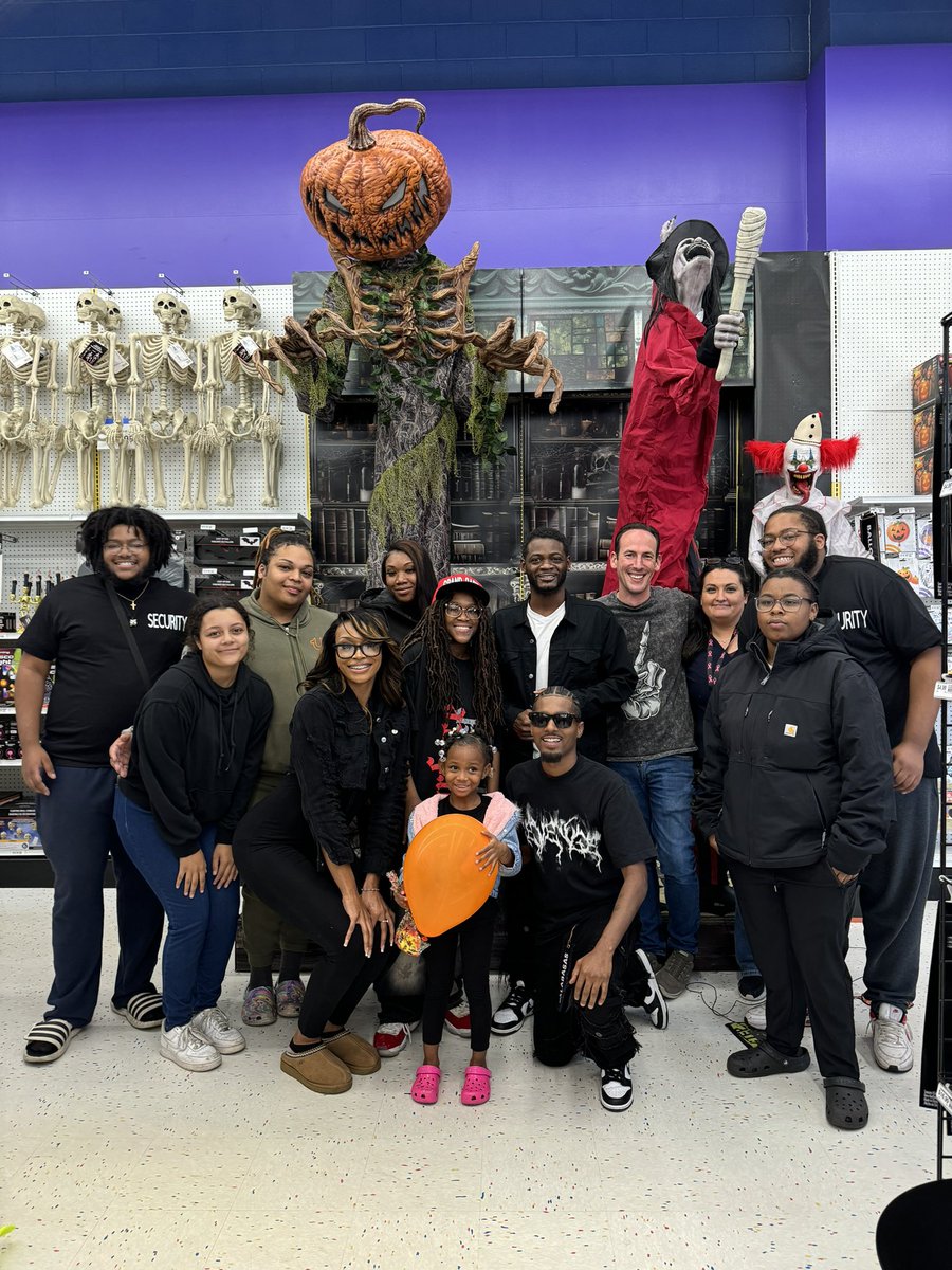 _ayannaE's tweet photo. Got 100 kids in costumes today I’m so appreciative and happy I am able to do this ‼️❤️ appreciate my people for helping and making it go smooth and the managers and workers as well!!!! Thanksgiving is next THANKS MOOSE MAFIA ITS ALL BECAUSE OF YOU ‼️ these some of my fav pics from today