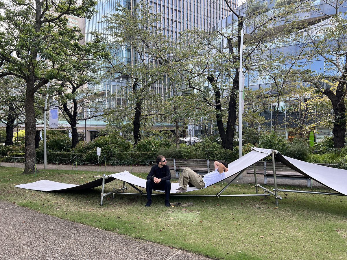 Yo_Tomura's tweet photo. 昨日から！東京ミッドタウンの21��21前のミッドタウンガーデンにて。ALTEMYとしてデザインしたインスタレーションが開放されています。柔らかい見た目ですがコンクリートキャンバスという素材で硬化しています。
高精度な地形の3Dスキャンをベースにシミュレーションを並走して設計しました。 https://t.co/39UL8VBr2J