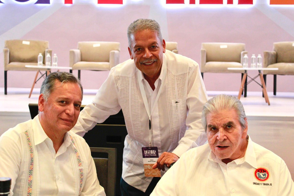 tereso_medina's tweet photo. Acompañé a nuestro Secretario General, Don @CarlosAceves_, al cierre del 4° Congreso Nacional de las Comisiones Consultivas Regionales de la @DSTInfonavit. https://t.co/W4LK3NSOFh